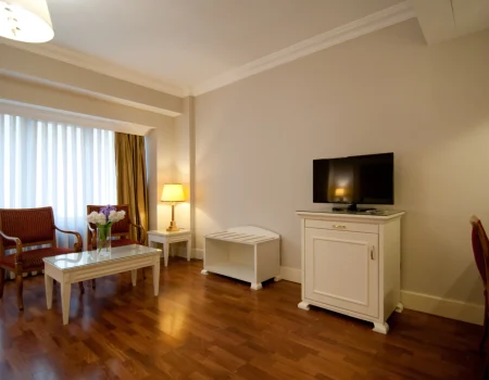 FMLY ROOM8