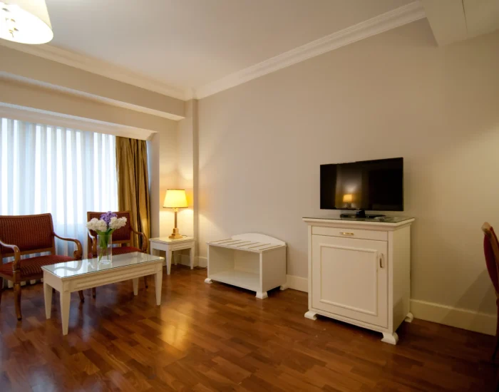 FMLY ROOM8